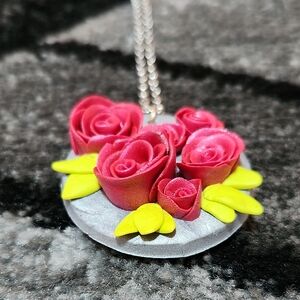 HANDCRAFTED ROSES FLORAL PENDANT SILVER NECKLACE